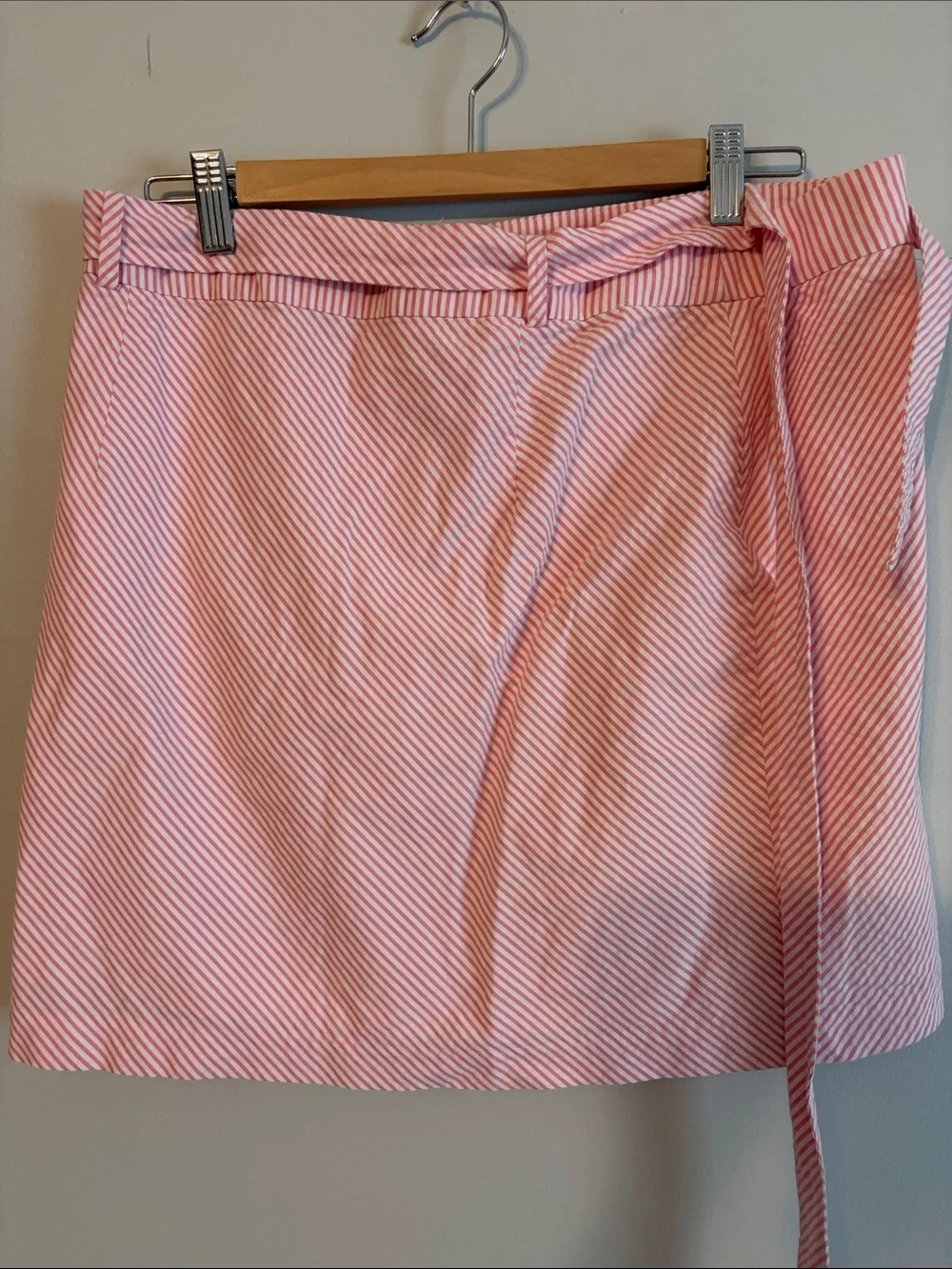 Vineyard Vines Pink Striped Button-Front Mini Skirt. 💯 cotton. Size 10. - Picture 3 of 5